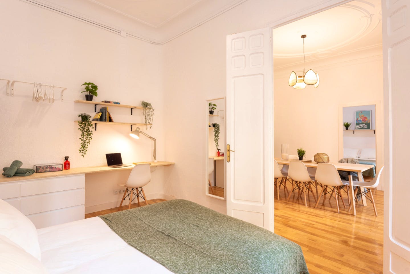 Elegant Coliving Space with High Ceilings in Vibrant Gràcia Neighborhood