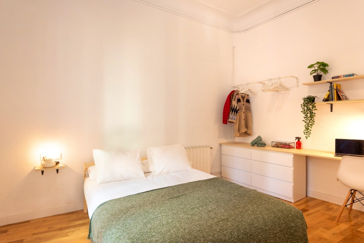 Elegant Coliving Space with High Ceilings in Vibrant Gràcia Neighborhood