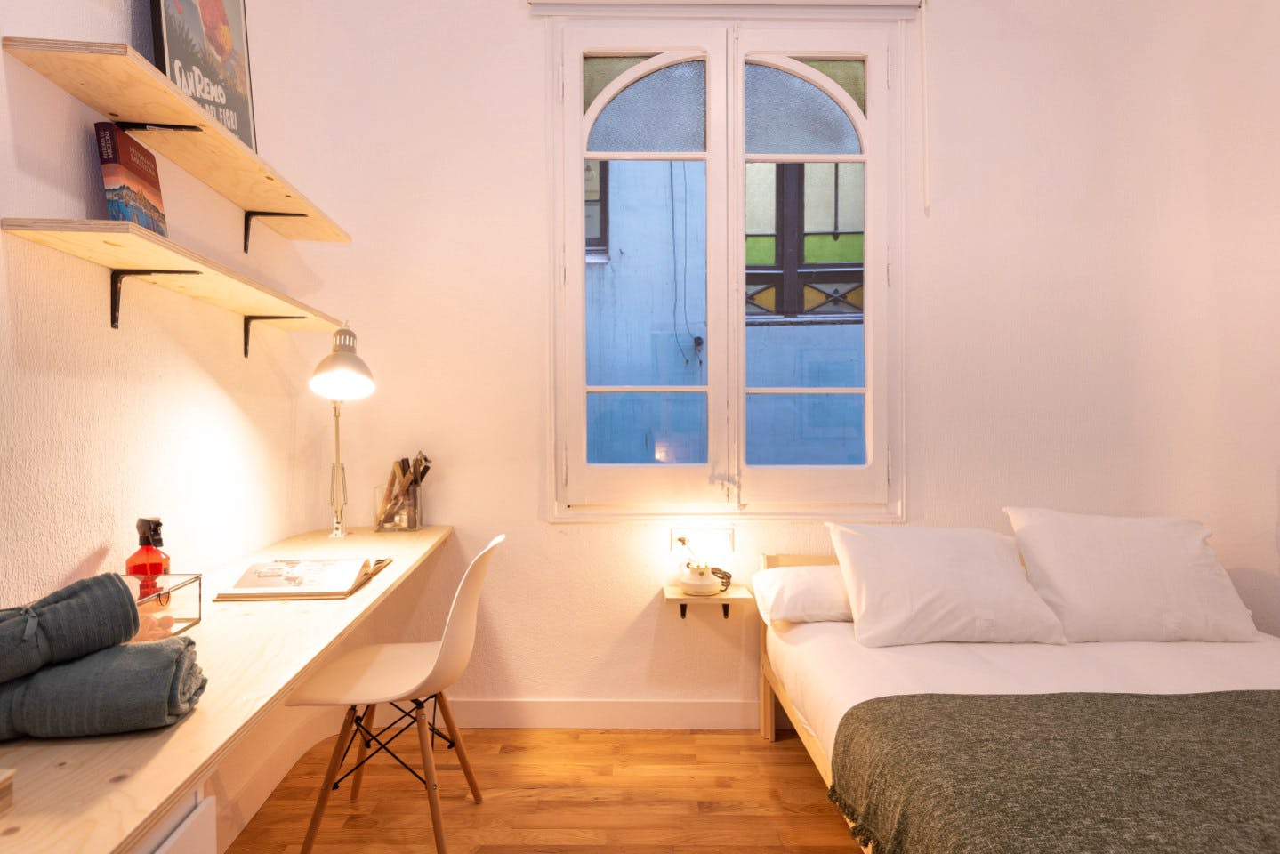 Elegant Coliving Space with High Ceilings in Vibrant Gràcia Neighborhood