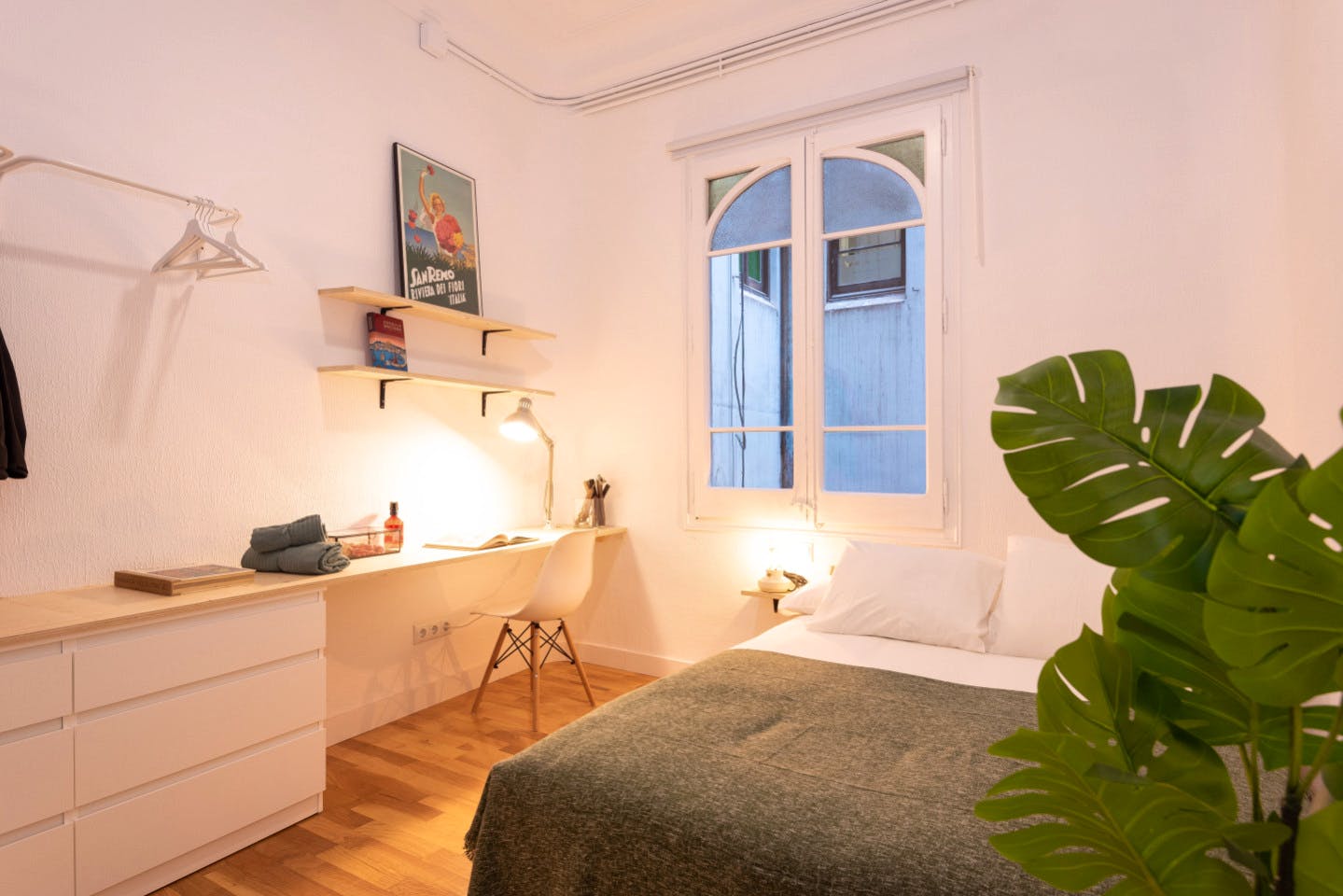Elegant Coliving Space with High Ceilings in Vibrant Gràcia Neighborhood
