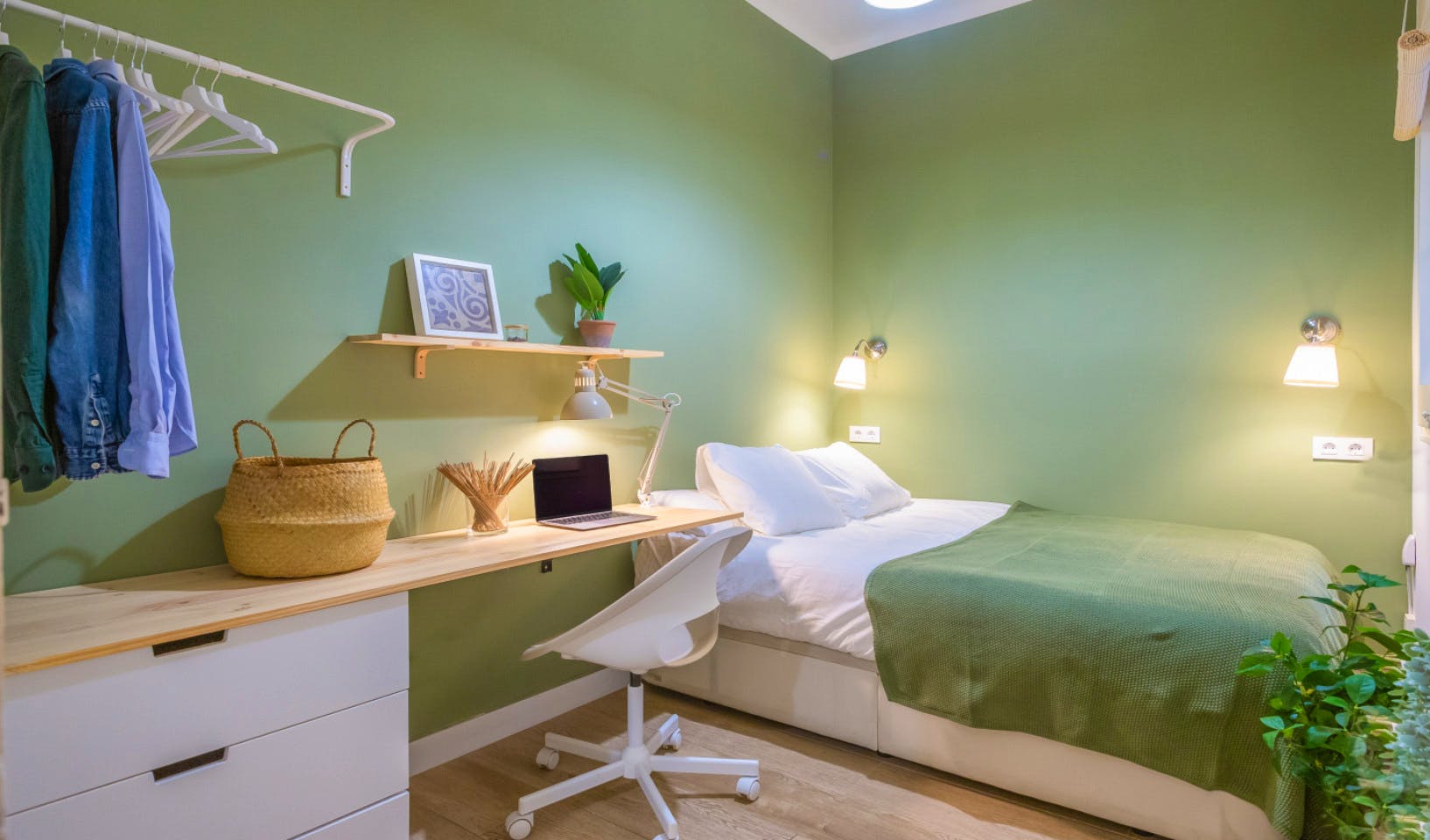 Designer Coliving Flat with Balcony in Vibrant L'Eixample, Barcelona