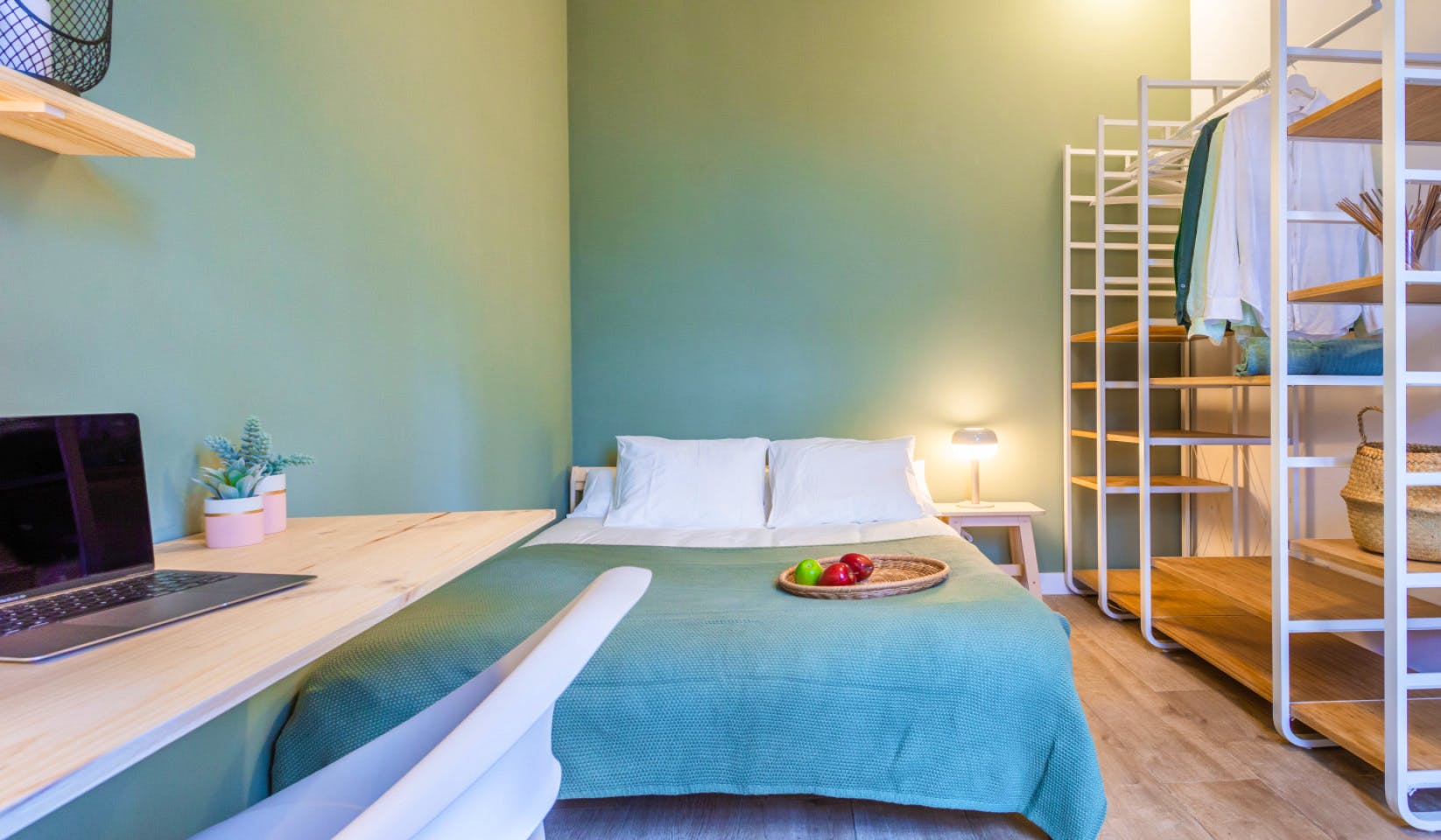 Designer Coliving Flat with Balcony in Vibrant L'Eixample, Barcelona