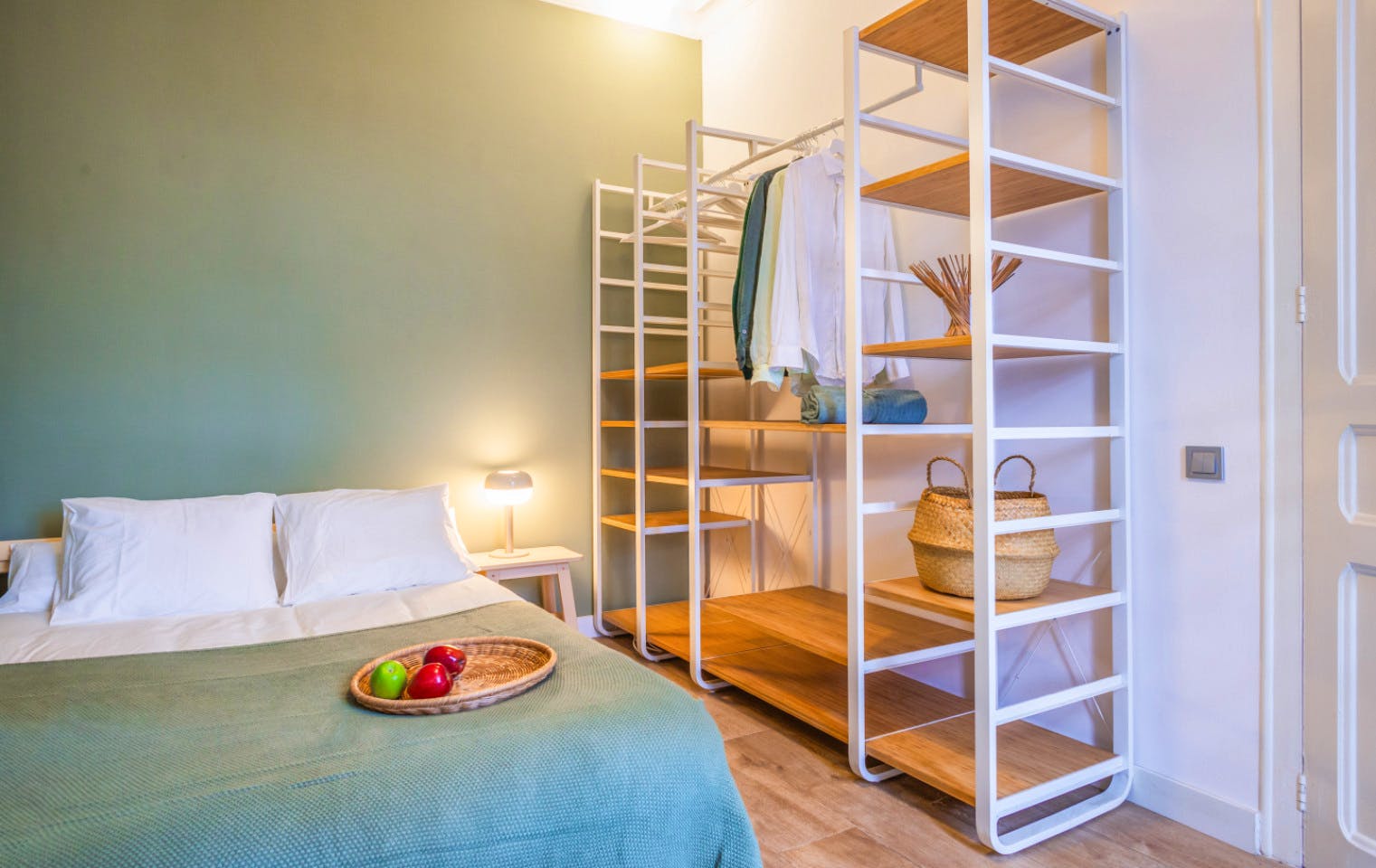 Designer Coliving Flat with Balcony in Vibrant L'Eixample, Barcelona