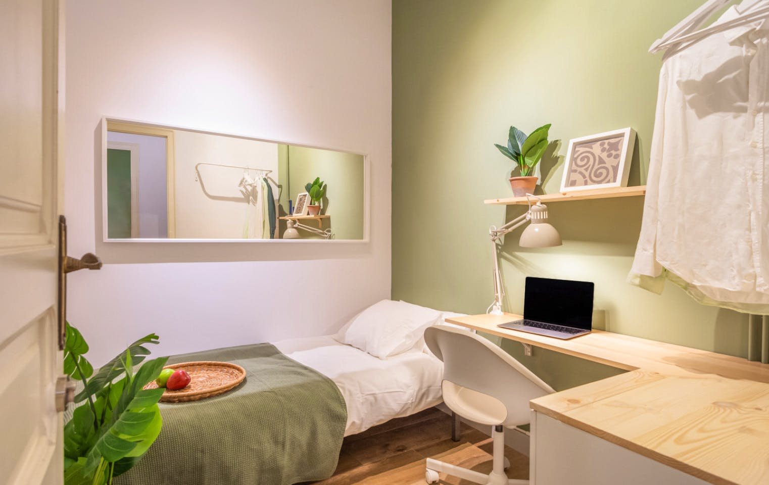 Designer Coliving Flat with Balcony in Vibrant L'Eixample, Barcelona