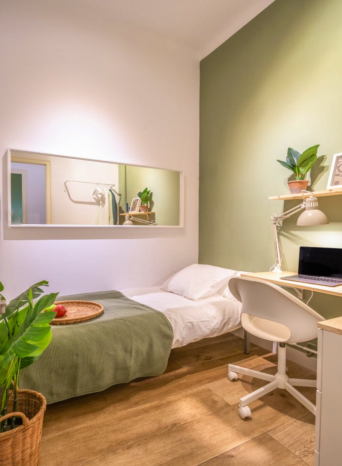 Designer Coliving Flat with Balcony in Vibrant L'Eixample, Barcelona
