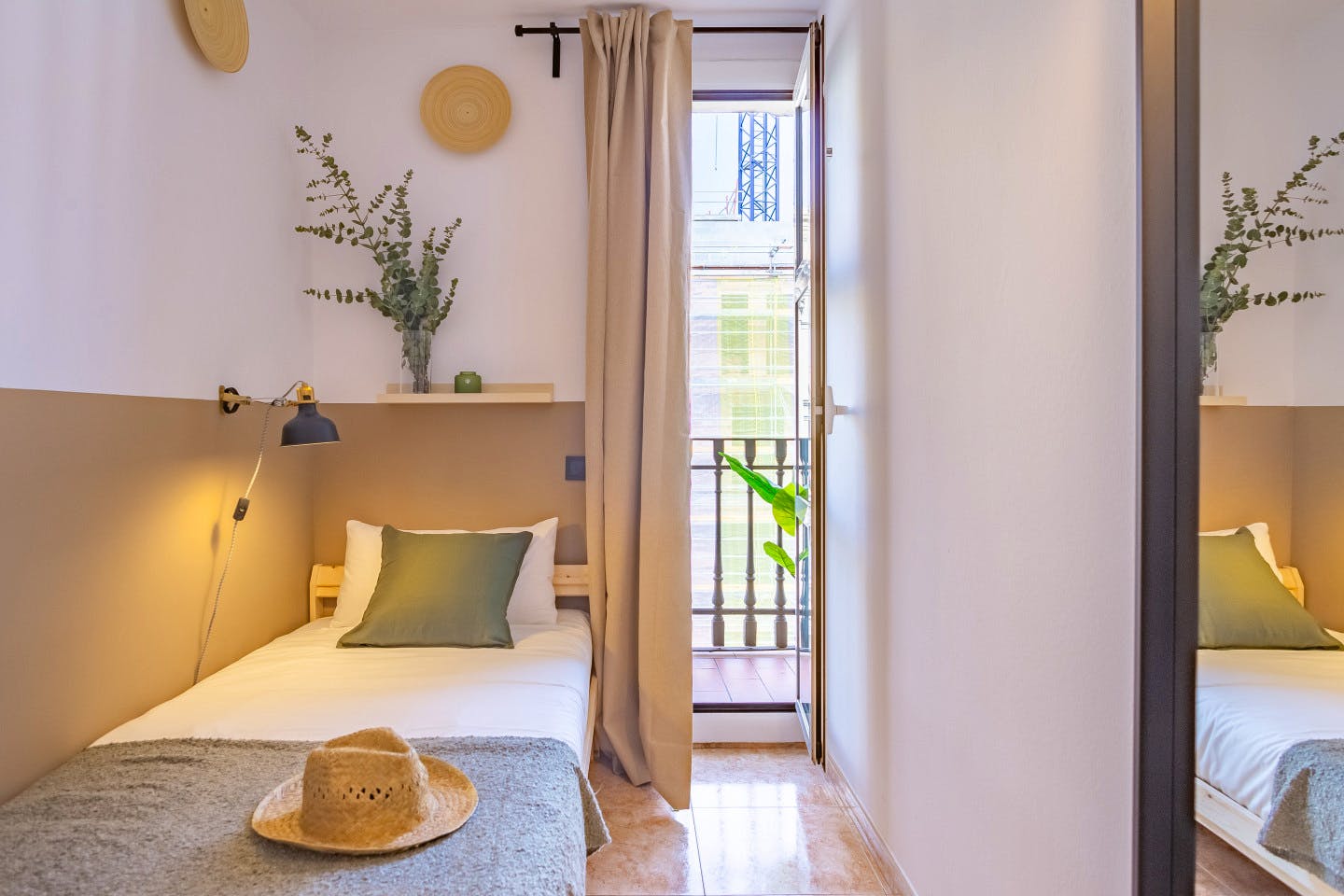 Chic Coliving Apartment in Prime L'Eixample, Steps from Culture and Cuisine