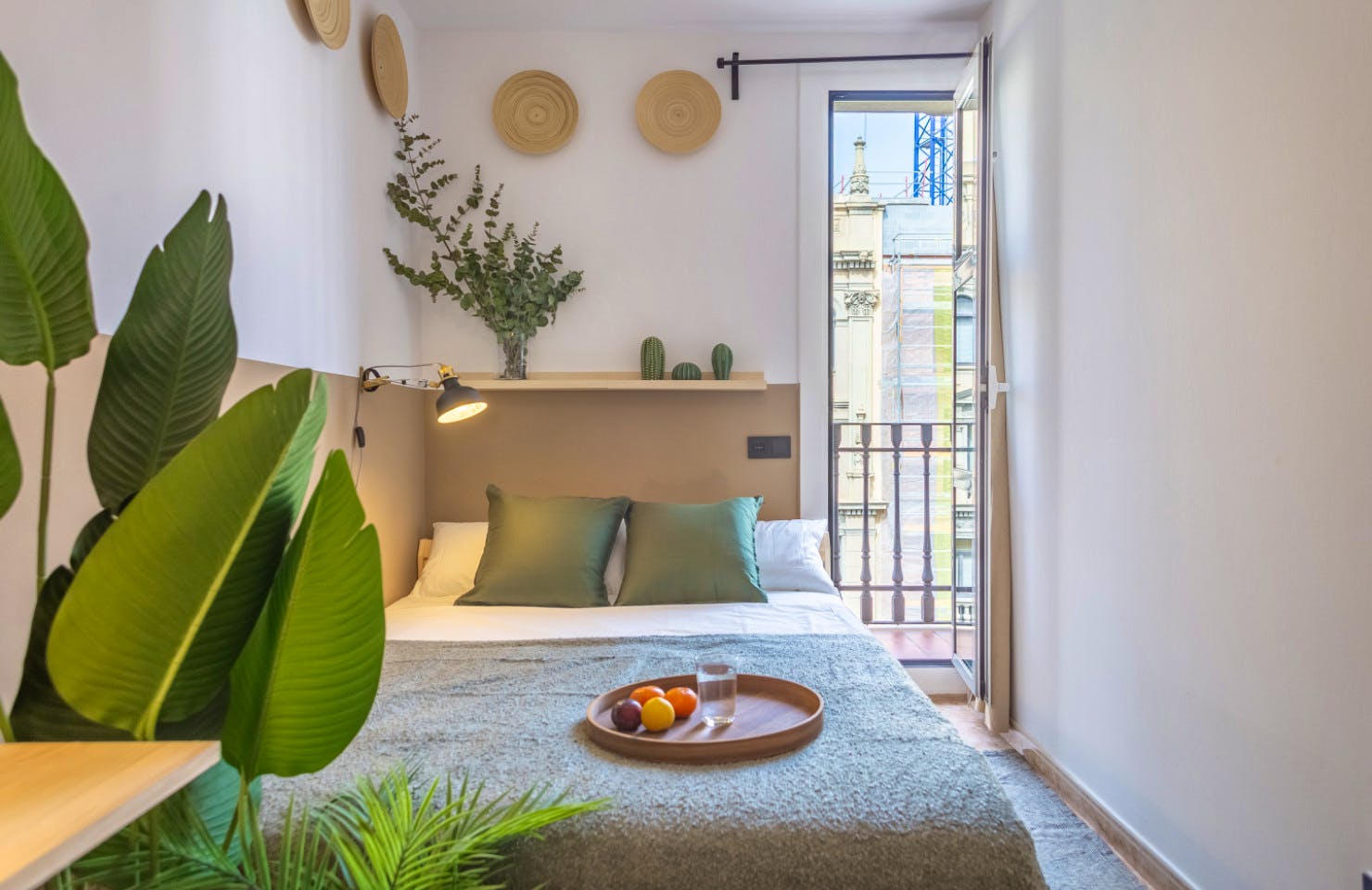 Chic Coliving Apartment in Prime L'Eixample, Steps from Culture and Cuisine