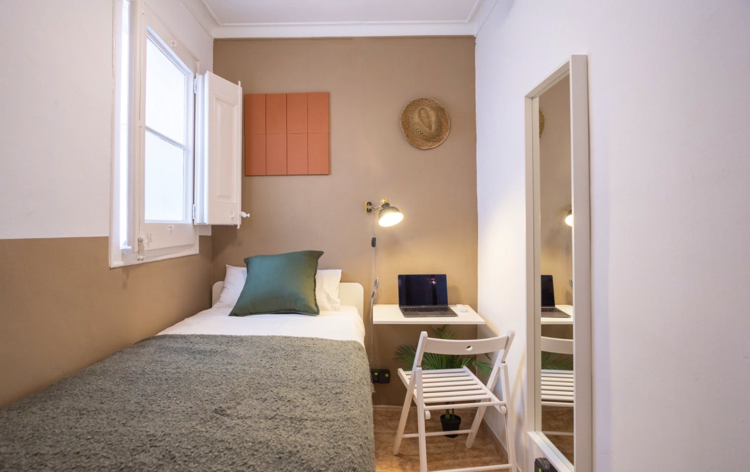 Chic Coliving Apartment in Prime L'Eixample, Steps from Culture and Cuisine