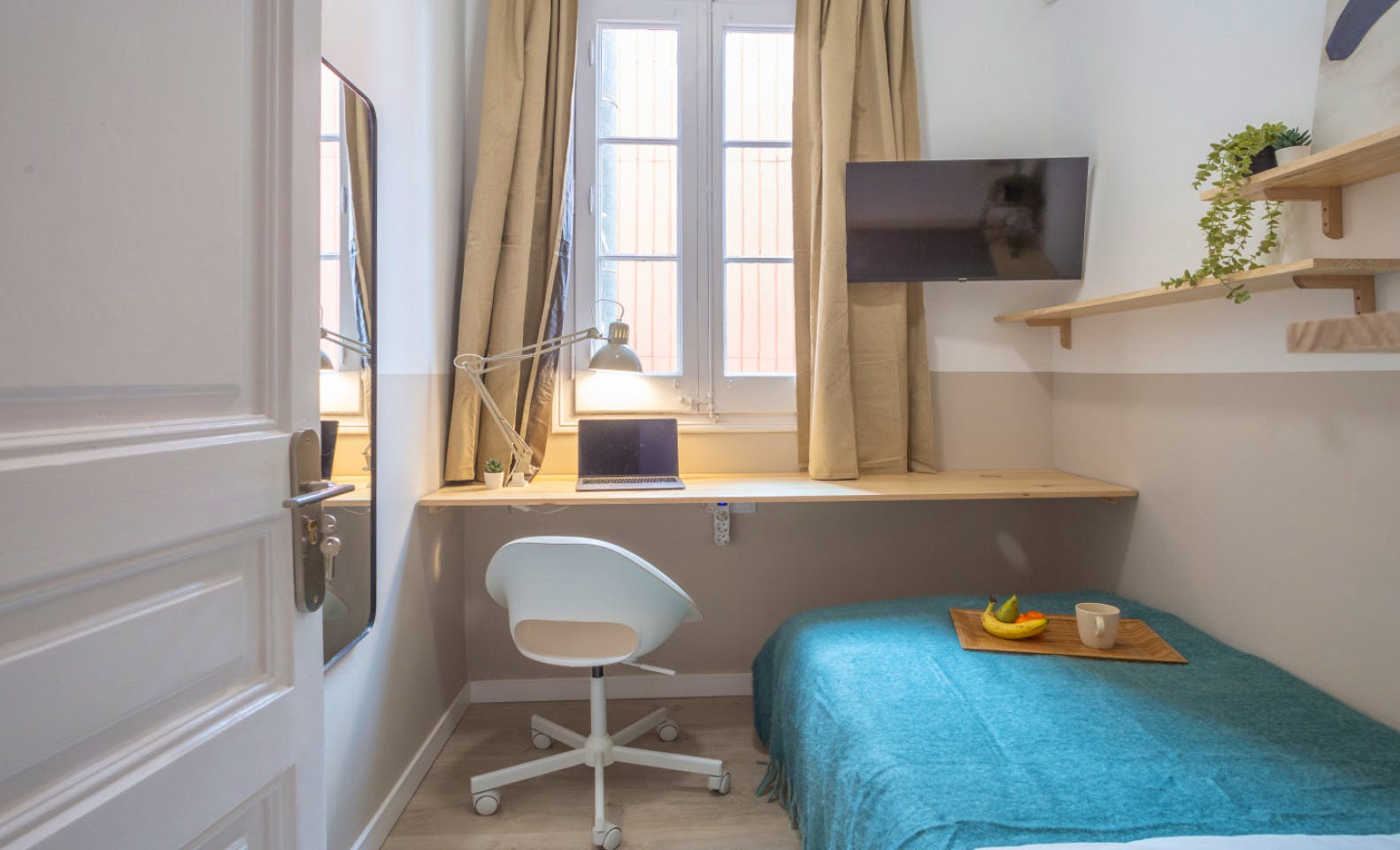 Modern Coliving Oasis with Vintage Charm in Authentic Sant Andreu