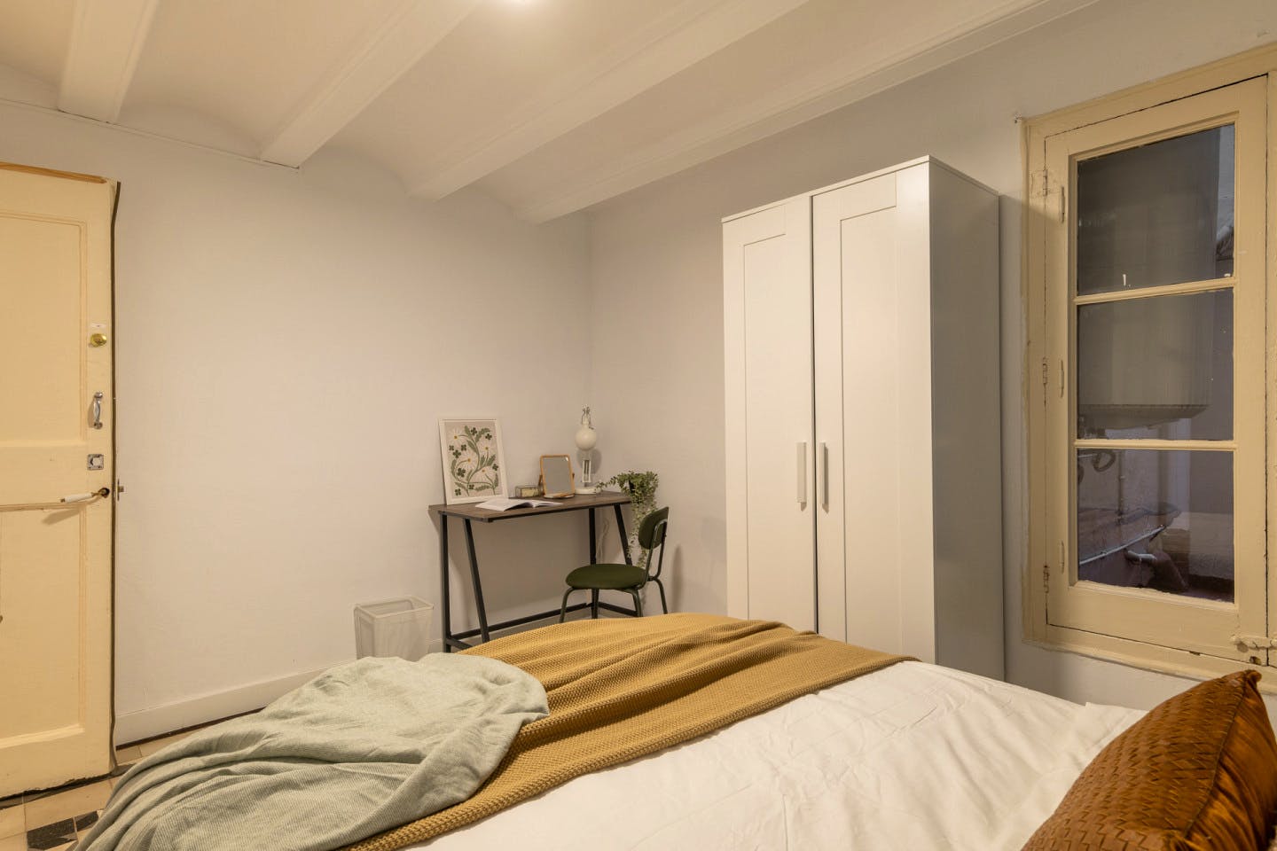 Modern Coliving Room in the Heart of Vibrant Ciutat Vella, Barcelona