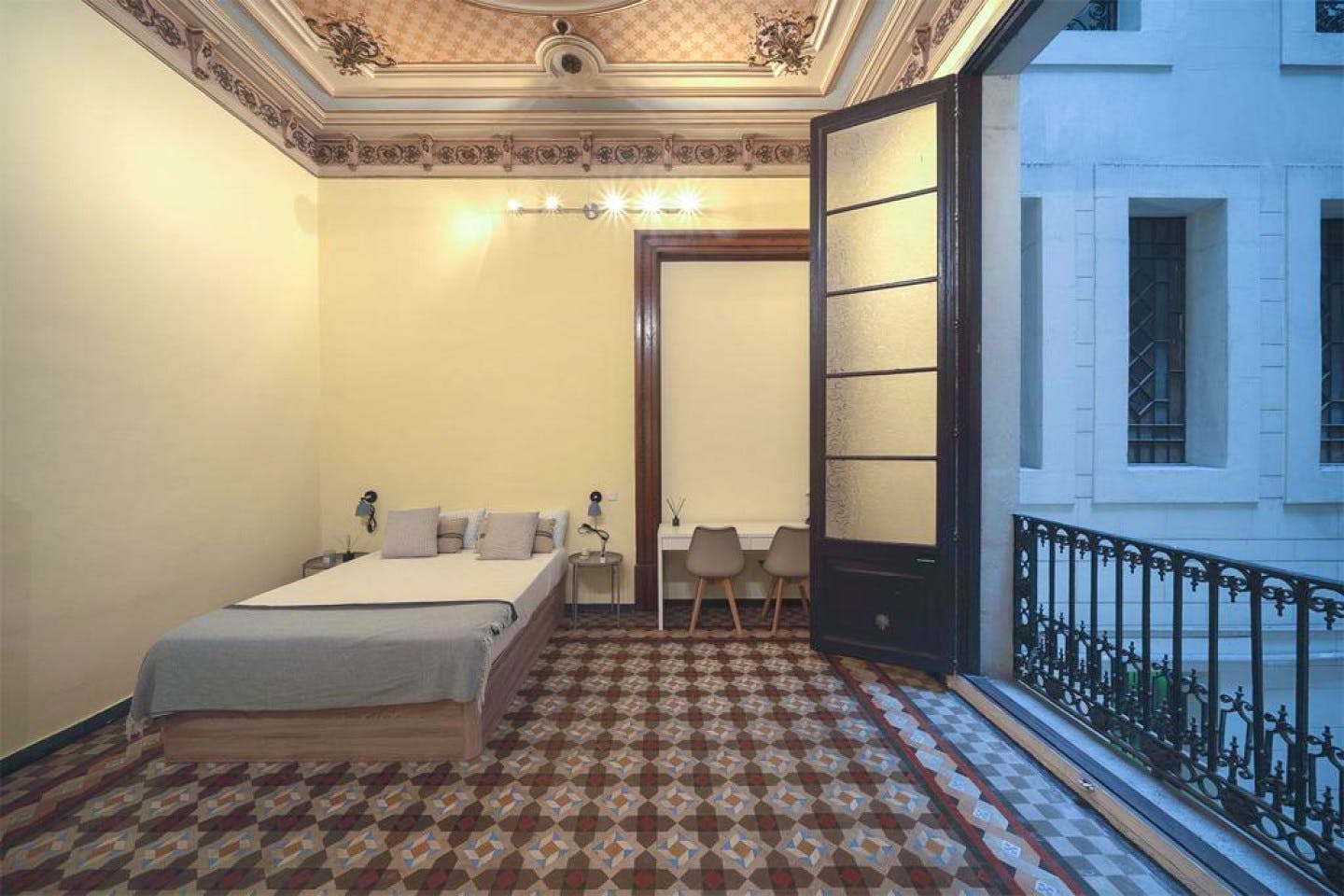 Modern Coliving Room in the Heart of Vibrant Ciutat Vella, Barcelona