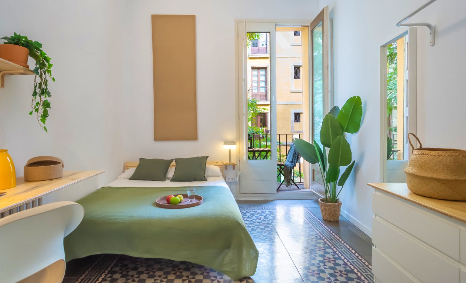 Spacious Designer Coliving Flat in Historic Ciutat Vella, Barcelona