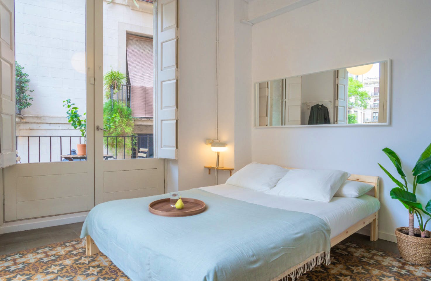 Spacious Designer Coliving Flat in Historic Ciutat Vella, Barcelona