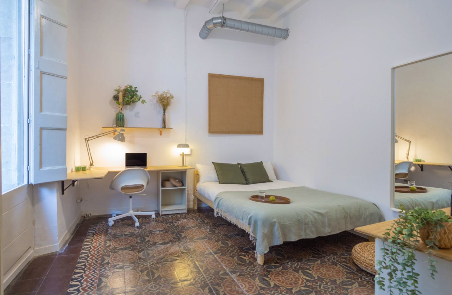 Spacious Designer Coliving Flat in Historic Ciutat Vella, Barcelona
