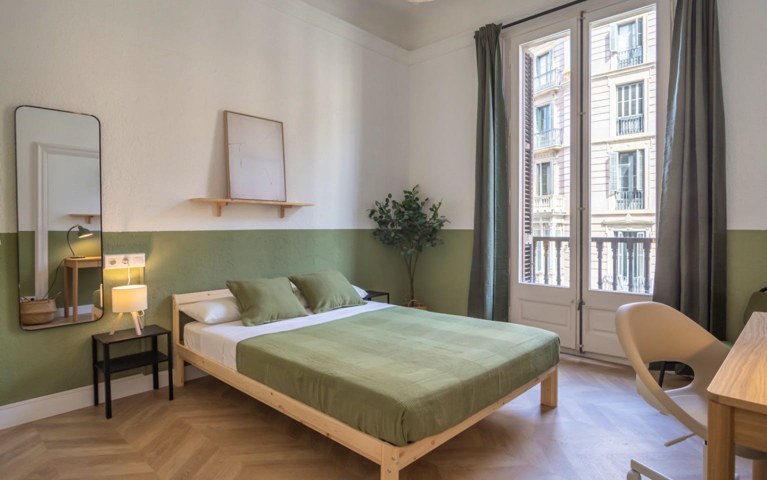 Spacious and Historic Coliving Apartment in the Heart of Ciutat Vella