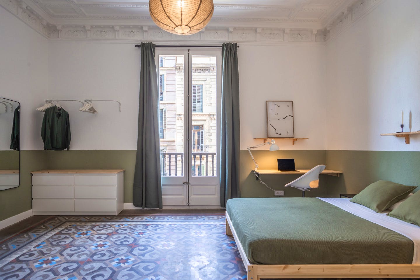 Spacious and Historic Coliving Apartment in the Heart of Ciutat Vella